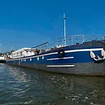 Wohnschiff Commodore * Schleswig