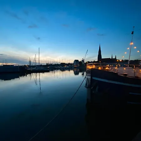 Wohnschiff Commodore Botel *
