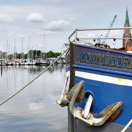 Wohnschiff Commodore Botel *