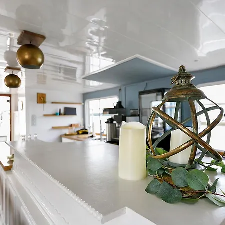 Wohnschiff Commodore Botel *